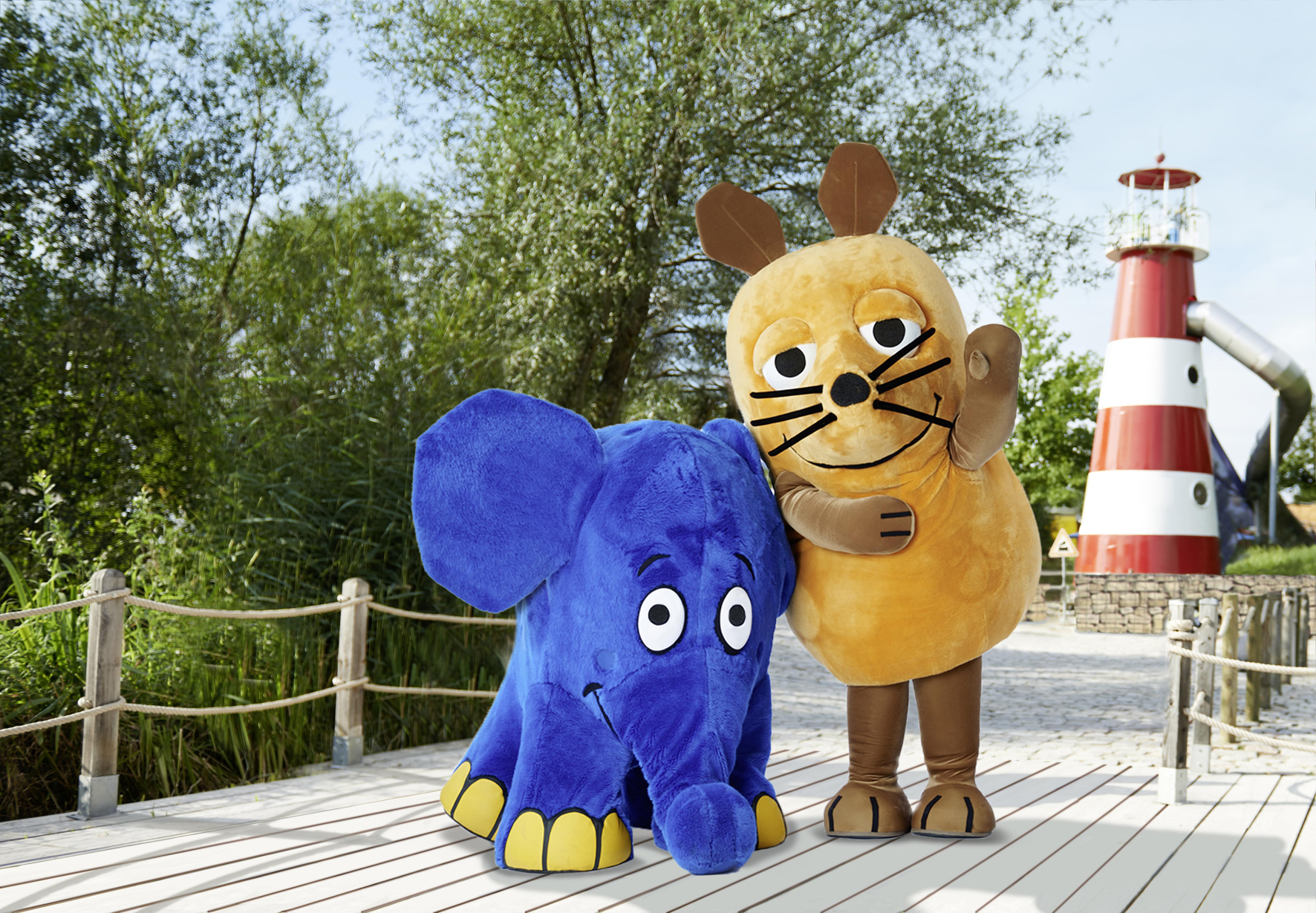 Die Maus und der Elefant im Ravensburger Spieleland vor einem rot-weißen Spielturm; Aufnahme aus dem Jahr 2013