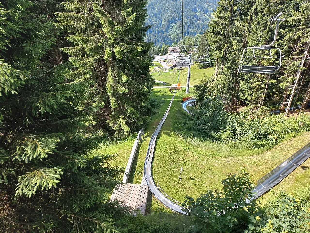 Sommerrodelbahn Laterns mit kurviger Bahn durch den Wald bei Kühboden