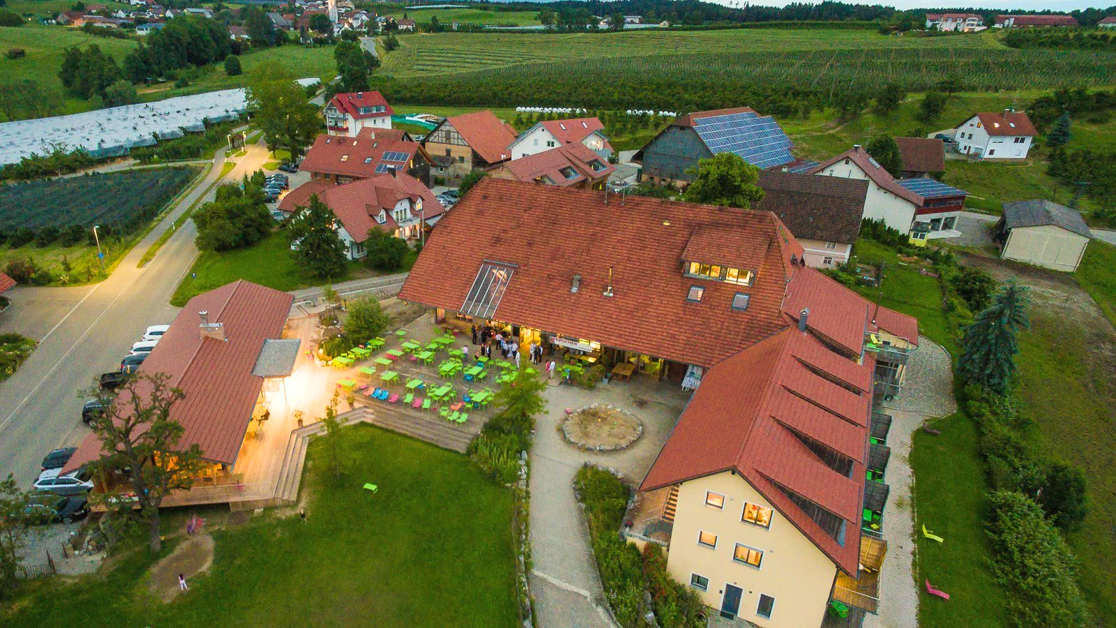 Luftbild des echten Hofguts Hügle in Ravensburg-Bottenreute mit Gebäuden und Restaurantterrasse