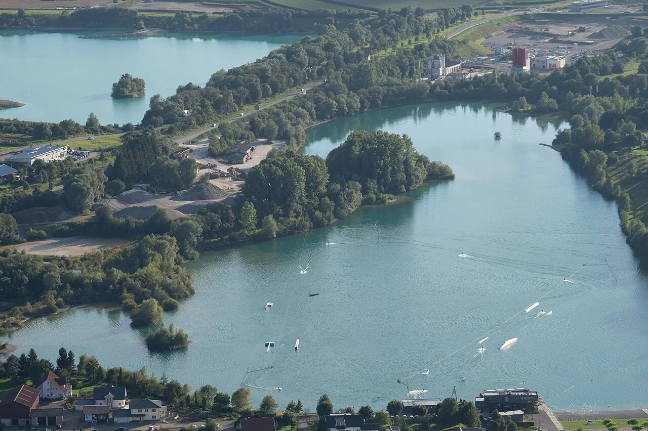 Luftblick auf die Seen und den Wasserskipark im Seepark Linzgau in Pfullendorf