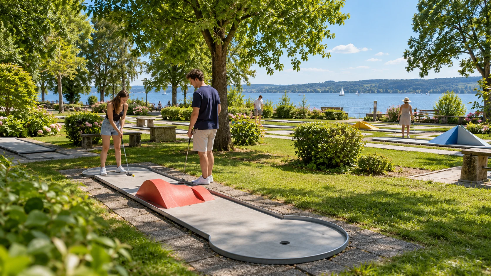 KI-Illustration: Erwachsene spielen klassische Minigolfbahnen unter Bäumen am Seeufer; SüdSee Minigolf Wallhausen in Konstanz-Wallhausen
