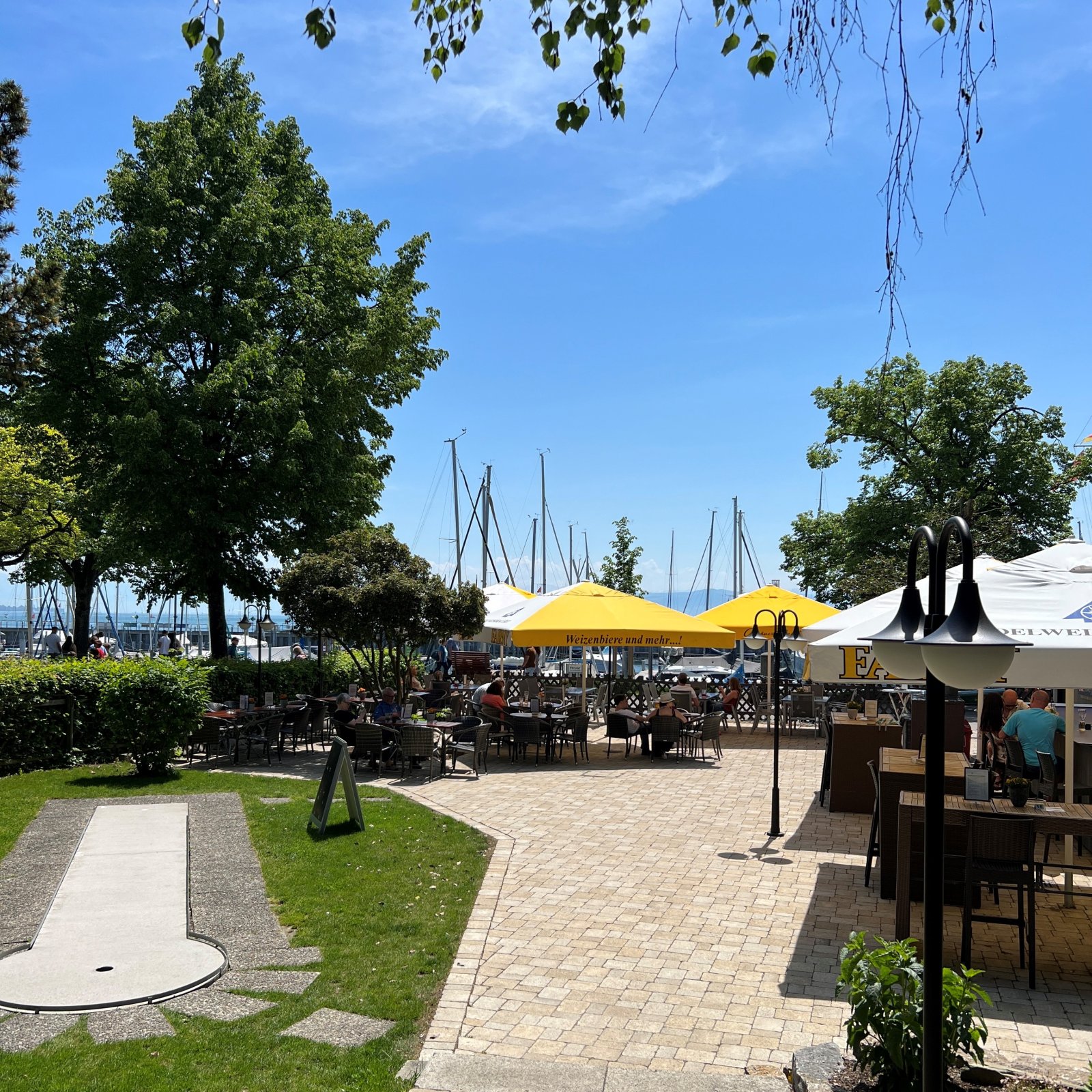 Minigolfbahn und Biergarten am MiniaturGolf Friedrichshafen an der Uferpromenade