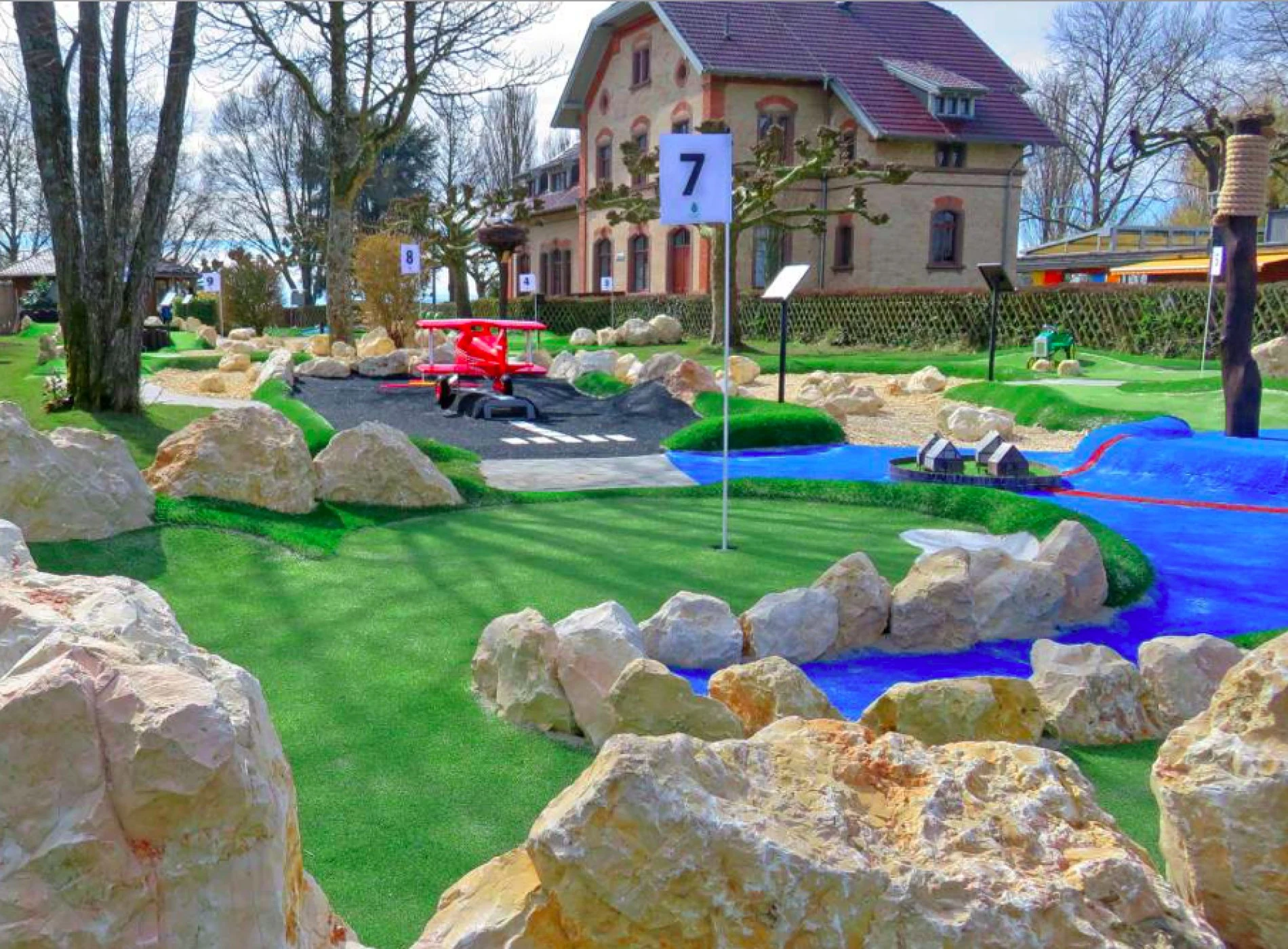 Themenbahn 7 mit Flugzeugmotiv auf dem Bodensee AbenteuerGolf-Platz in Unteruhldingen
