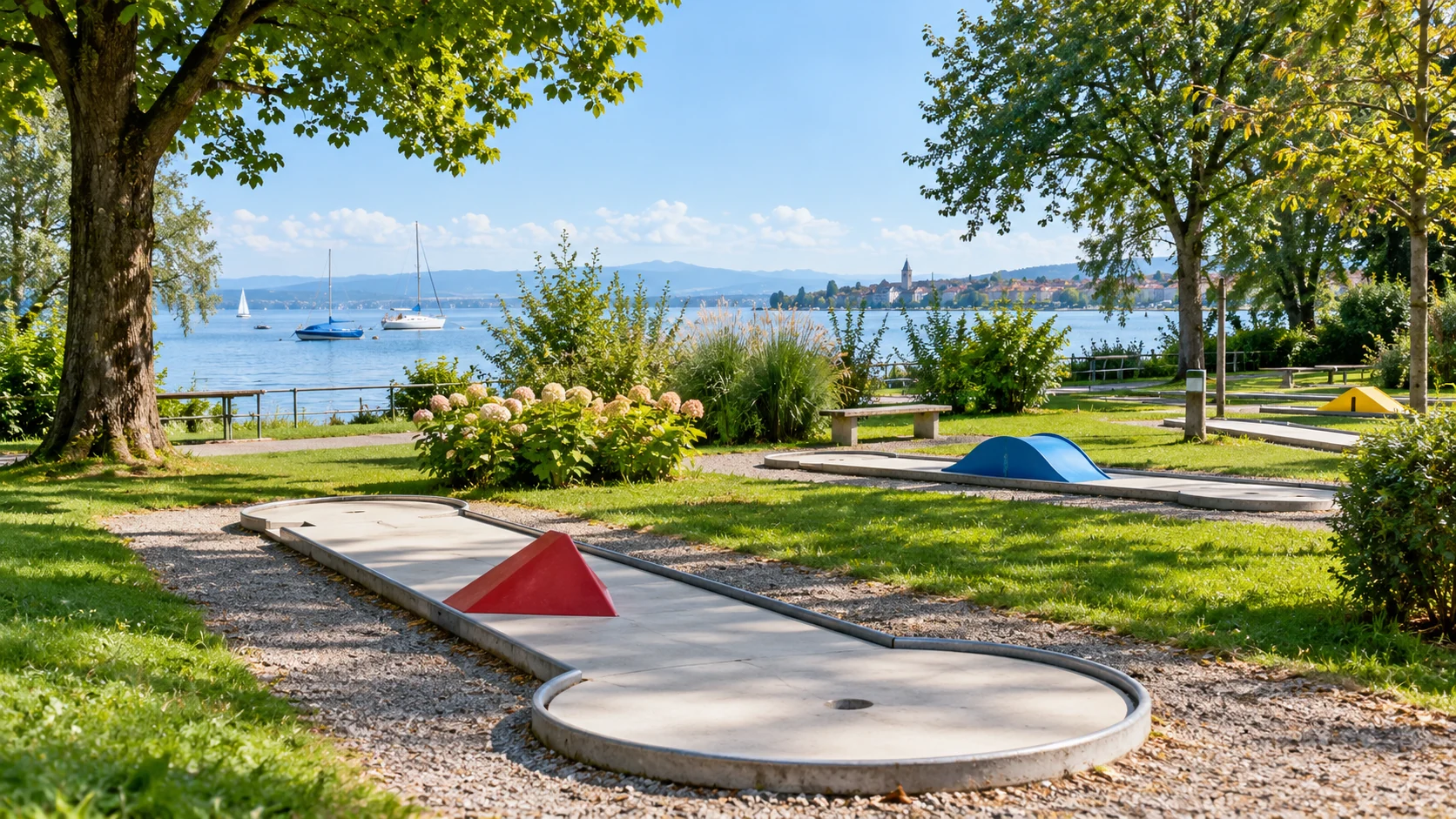 KI-Illustration: Klassische Beton-Minigolfbahnen mit einfachen farbigen Hindernissen unter Bäumen; Wasser und schematische Lindauer Uferkulisse; Minigolf am Aeschacher Ufer in Lindau