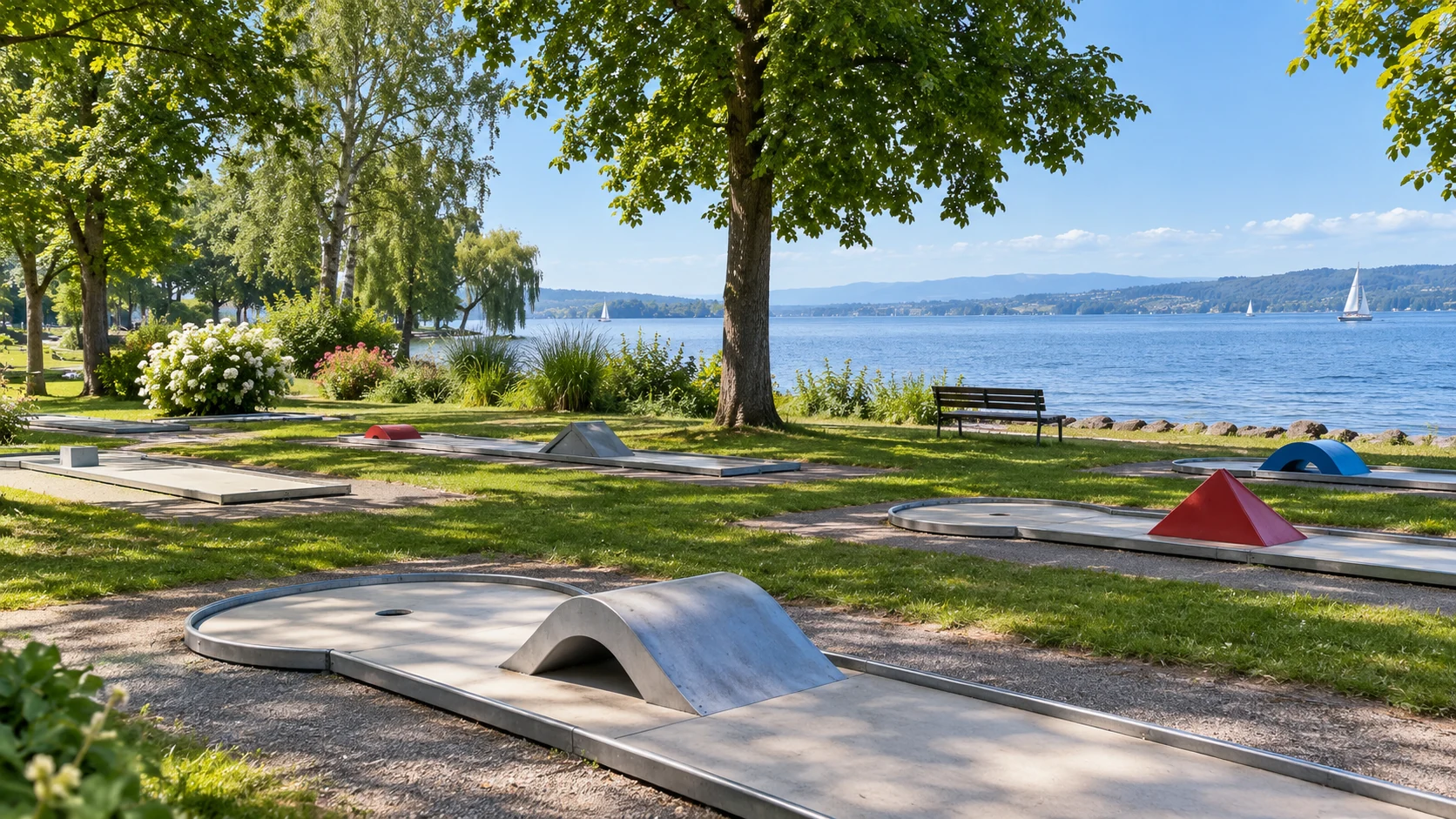 KI-Illustration: Beton-Minigolfbahnen mit Bogen- und Dreieckshindernissen zwischen Bäumen direkt am See; Bank am Ufer; Minigolf Hegestrand3 Wasserburg in Wasserburg