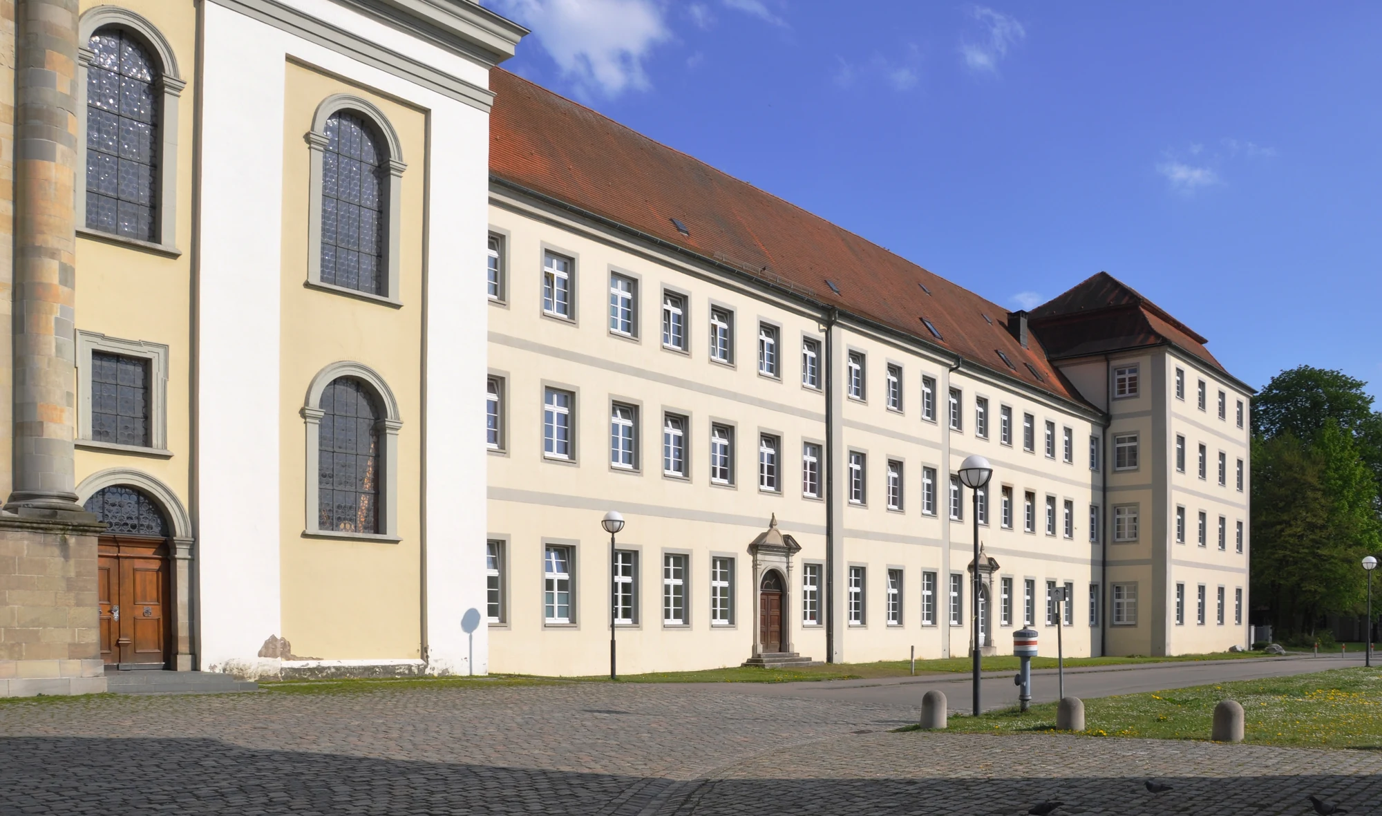 Westfassade des Konventsgebäudes der ehemaligen Klosteranlage Weißenau in Ravensburg