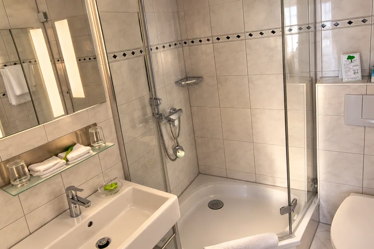Bad mit Glasdusche im Hotel Lindenallee
