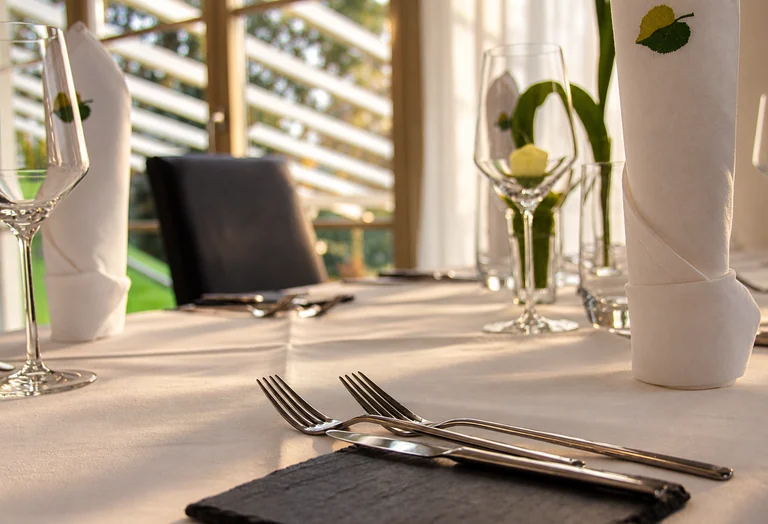 Besteck und Tischgedeck im Hotel Lindenallee