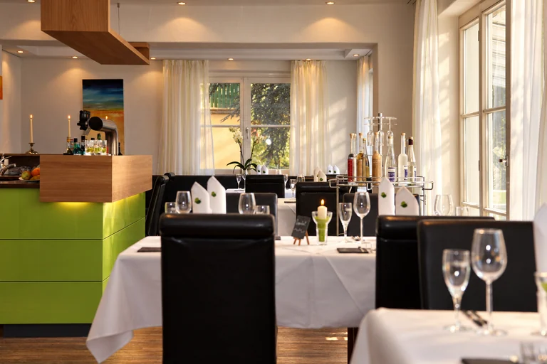 Blick auf den Restauranttresen im Hotel Lindenallee