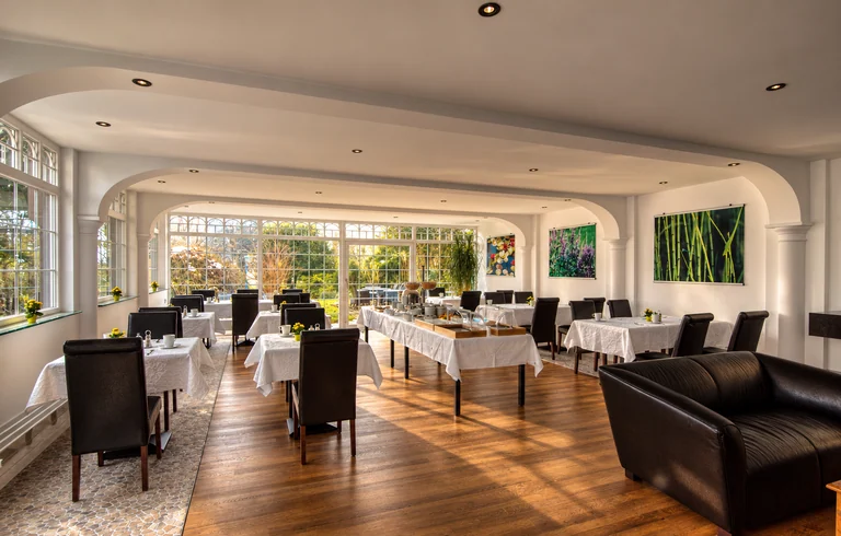 Blick durch den Frühstücksraum im Hotel Lindenallee