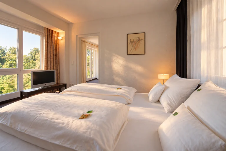 Blick vom Bett zum Fenster im Hotel Lindenallee