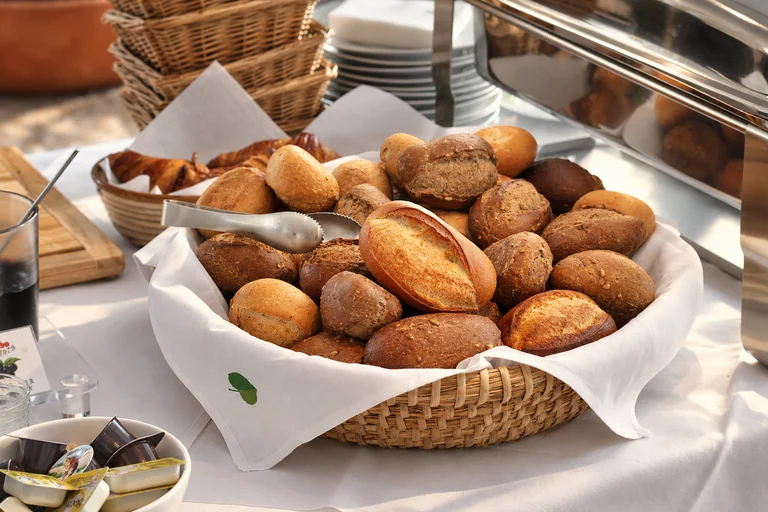 Brötchenauswahl beim Frühstück im Hotel Lindenallee