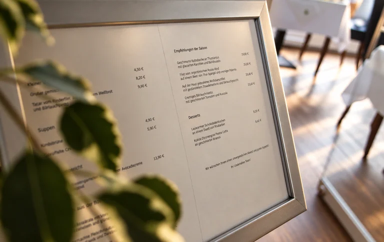 Gerahmte Speisekarte aus dem Fotoarchiv des Hotels Lindenallee