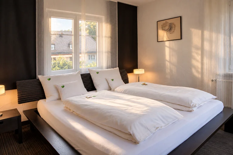 Doppelbett in der Suite im Hotel Lindenallee