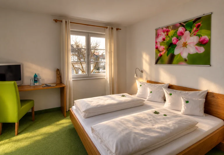 Doppelzimmer mit Blütenmotiv im Hotel Lindenallee