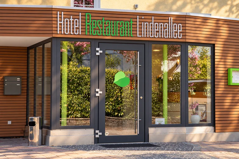 Eingang mit Lindenallee-Schriftzug im Hotel Lindenallee