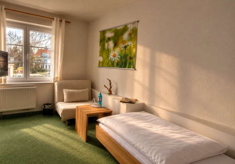 Einzelzimmer mit Sitzecke im Hotel Lindenallee