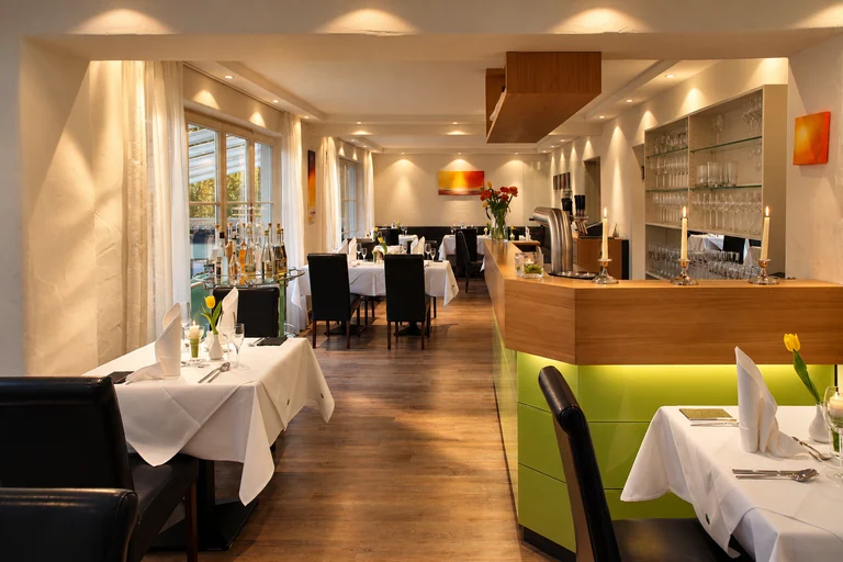 Gastraum und Theke im Hotel Lindenallee
