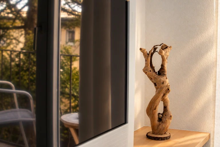 Holzskulptur auf dem Tisch im Hotel Lindenallee