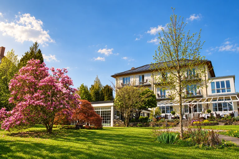 Hotel mit blühendem Garten im Hotel Lindenallee