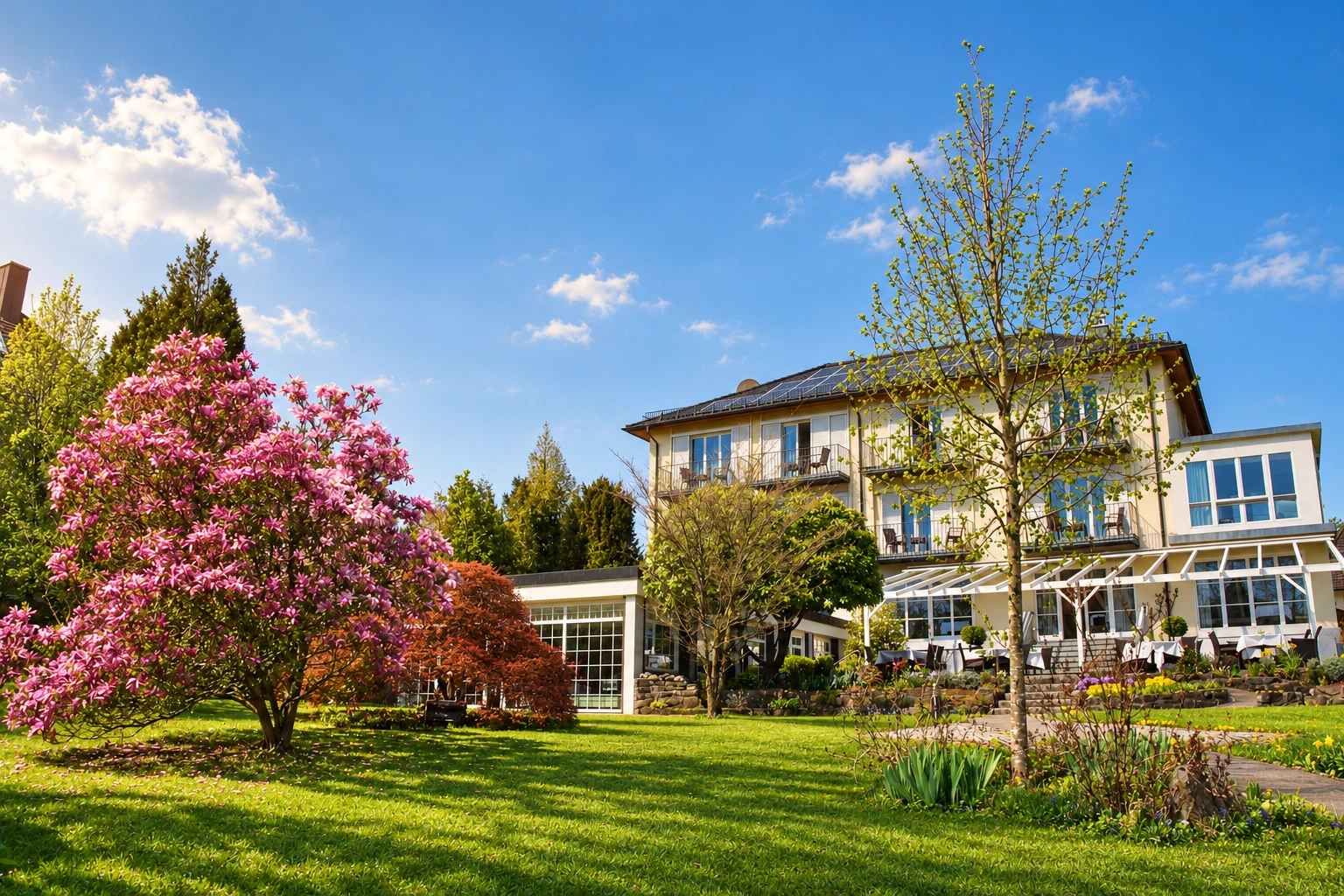 Das Hotel Lindenallee in seinem blühenden Garten