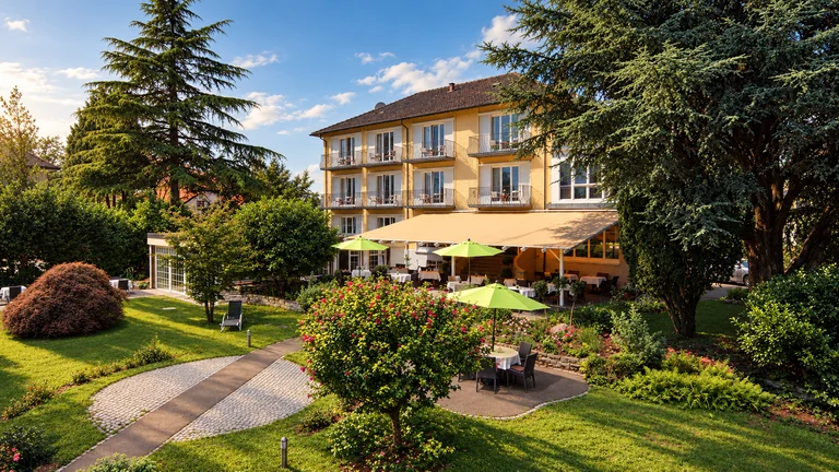 Hotel mit Sonnenterrasse im Querformat im Hotel Lindenallee