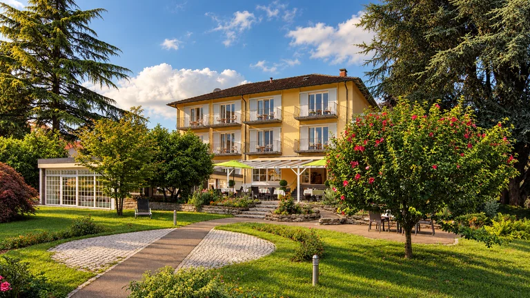 Hotel und Garten im Querformat im Hotel Lindenallee