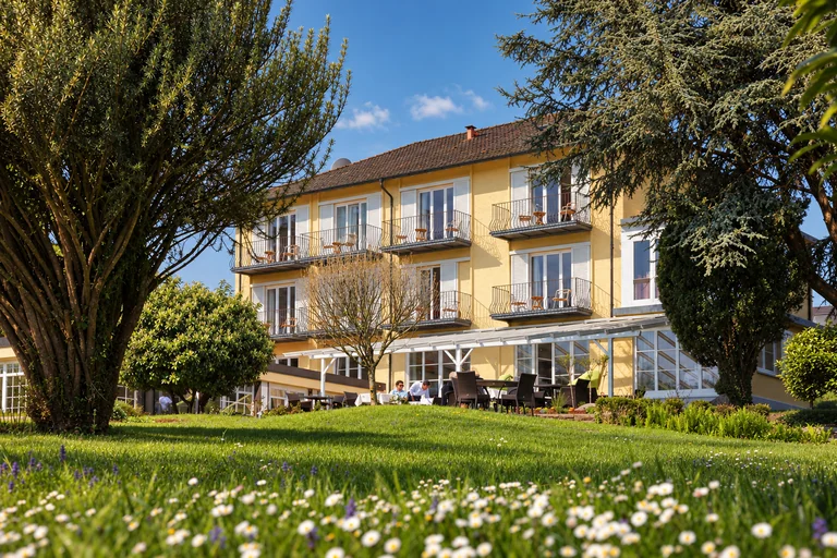 Hotelansicht von der Gartenwiese im Hotel Lindenallee