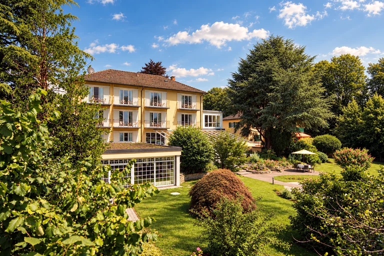 Hotelgarten mit Wintergarten im Hotel Lindenallee