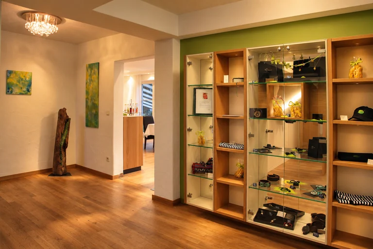 Lobby mit Vitrine im Hotel Lindenallee