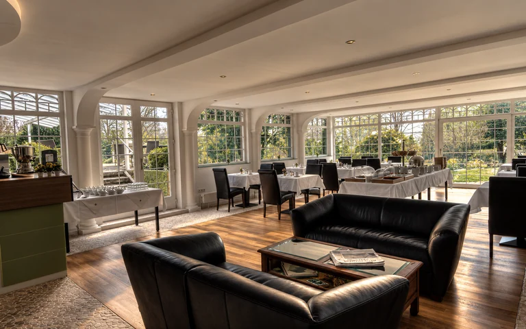 Lounge und Wintergarten im Hotel Lindenallee