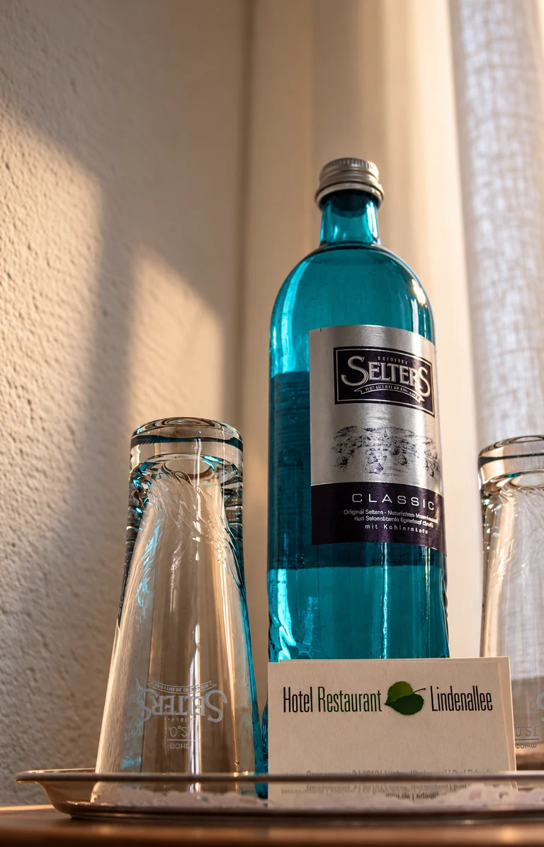 Mineralwasser im Zimmer im Hotel Lindenallee