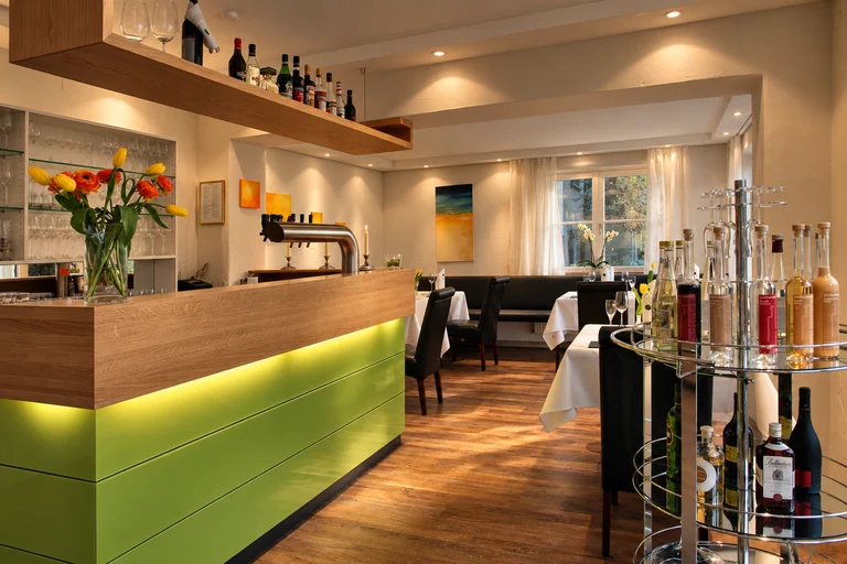 Restaurant mit grünem Tresen im Hotel Lindenallee