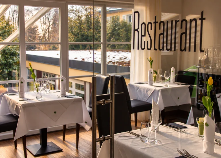 Restaurant-Schriftzug auf Glas im Hotel Lindenallee