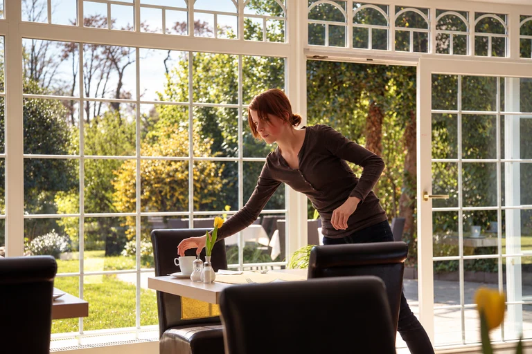 Service im Frühstücksraum im Hotel Lindenallee