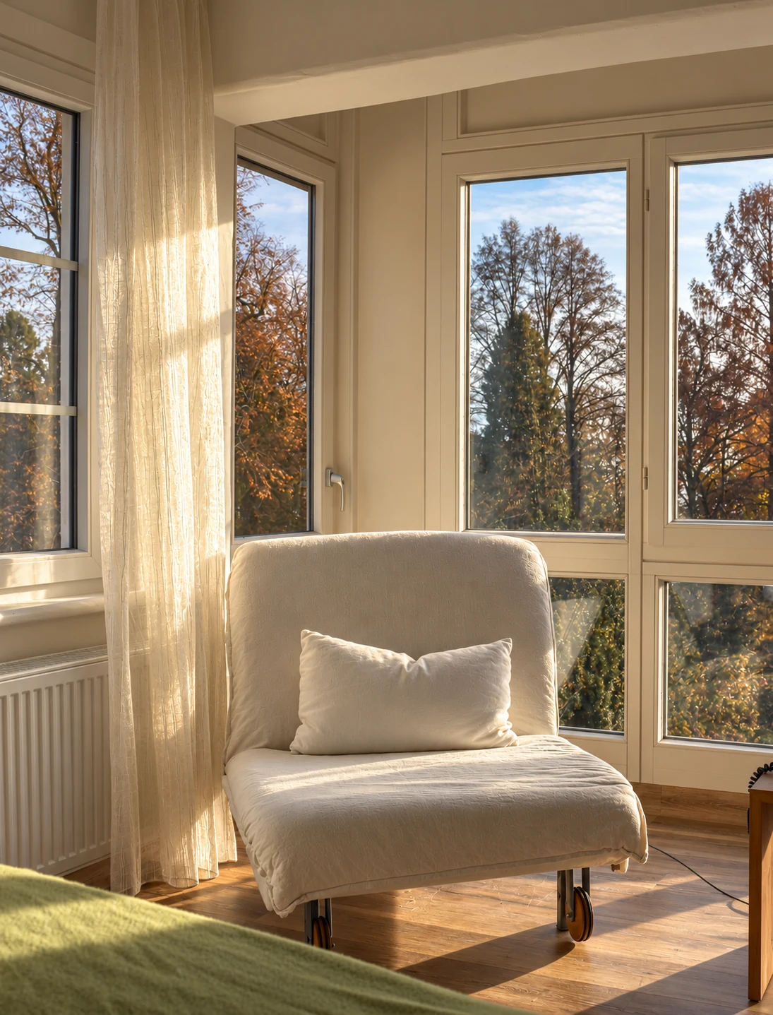 Ein gemütlicher Platz am Fenster in einem Zimmer der Lindenallee