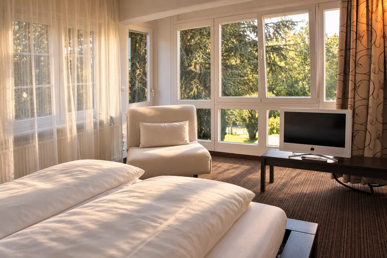 Sitzecke am Panoramafenster im Hotel Lindenallee