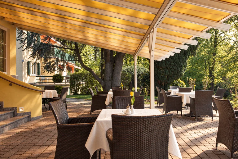 Sitzplätze unter der Markise im Hotel Lindenallee
