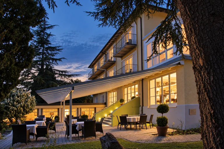 Sonnenterrasse in der blauen Stunde im Hotel Lindenallee