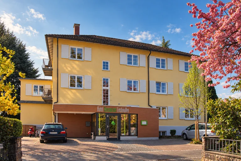 Straßenseite des Hotels im Hotel Lindenallee