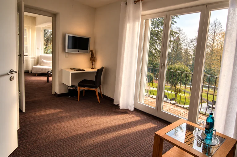 Suite mit Balkon und Schreibtisch im Hotel Lindenallee