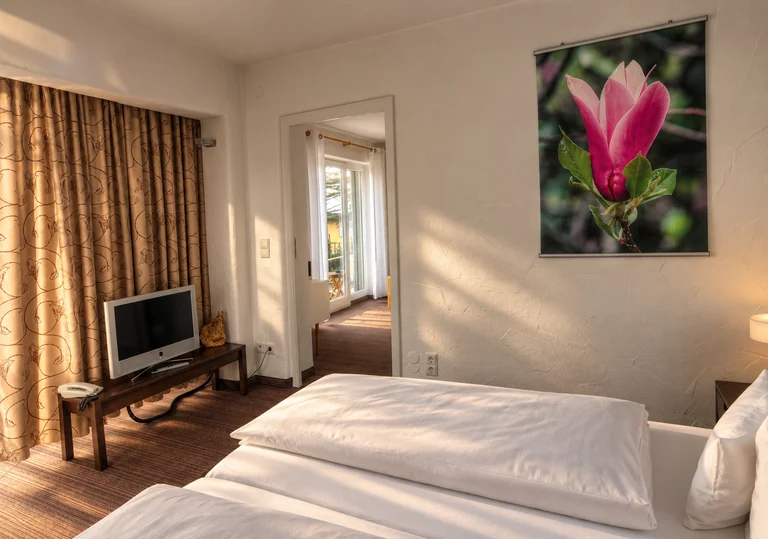 Suite mit Blick zum Nebenraum im Hotel Lindenallee