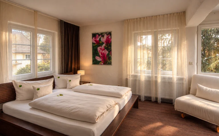 Suite mit Blütenmotiv im Hotel Lindenallee