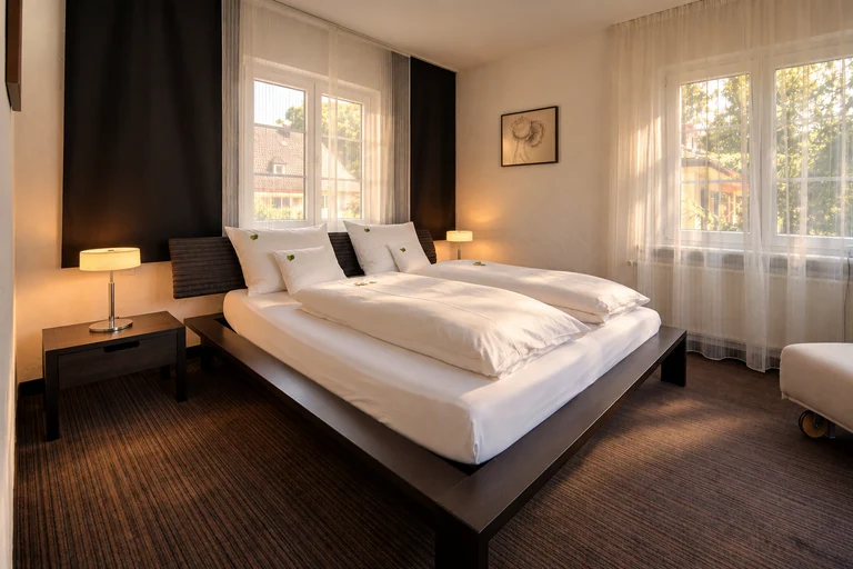 Suite mit großen Fenstern im Hotel Lindenallee