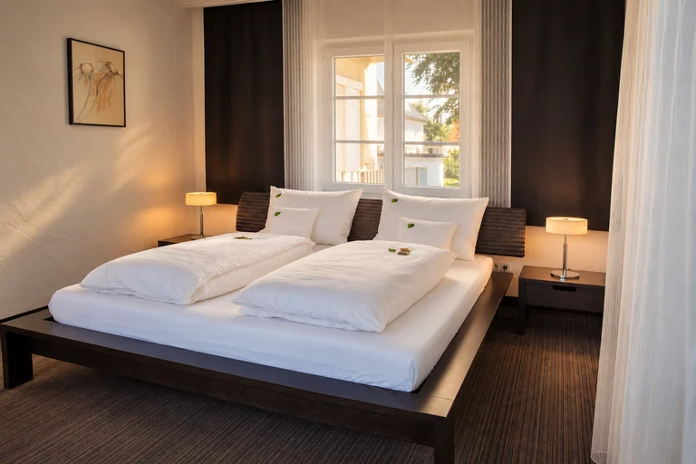 Suite mit zwei Nachttischleuchten im Hotel Lindenallee