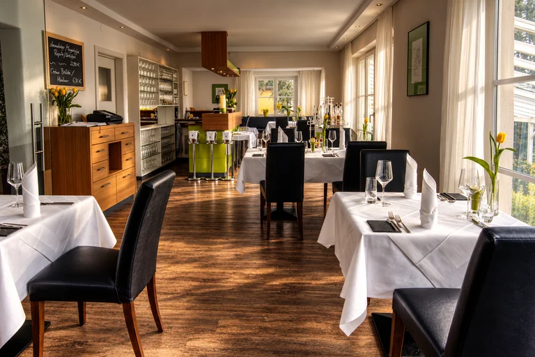 Tische im Restaurant im Hotel Lindenallee