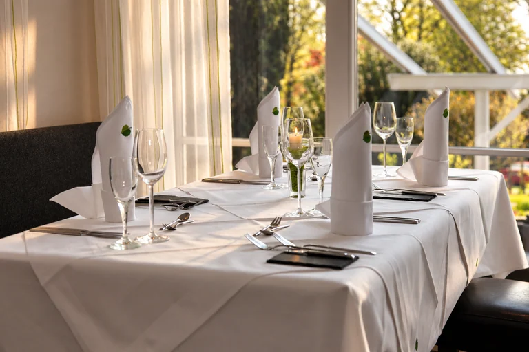 Tischkultur mit Gartenblick im Hotel Lindenallee