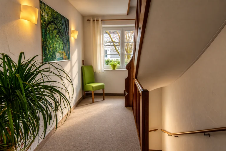 Treppenaufgang mit Pflanzen im Hotel Lindenallee