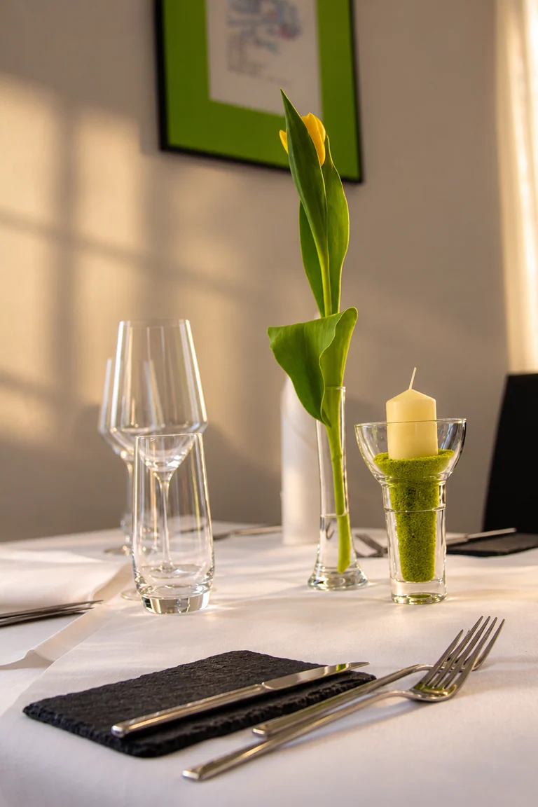 Tulpe und Tischgedeck im Hotel Lindenallee