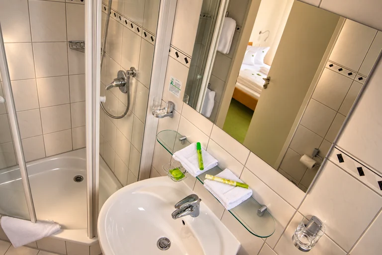 Waschtisch und Dusche im Hotel Lindenallee